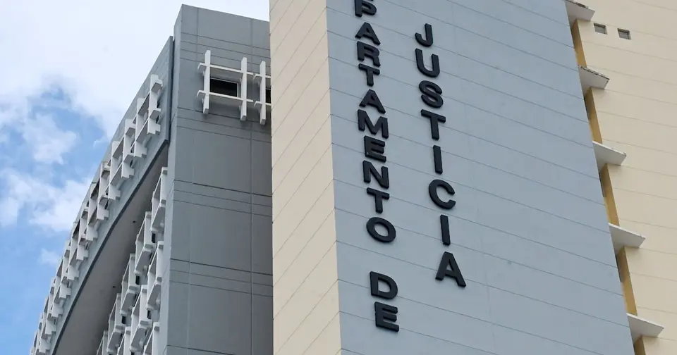 Pareja de Bayamón enfrenta cargos por intentar arrollar a policía con vehículo hurtado
