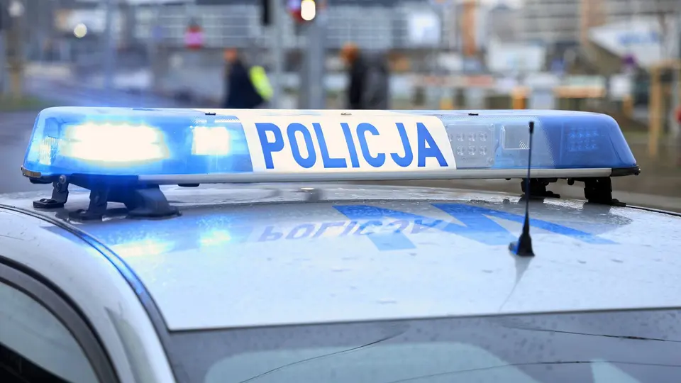 Napastnik z pałką zaatakował taksówkarza w Warszawie. Policja szuka sprawcy