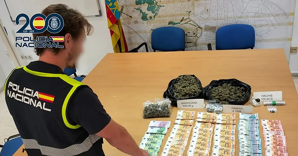 La Policía Nacional desmantela un punto de venta de droga frente a un colegio en Torrent