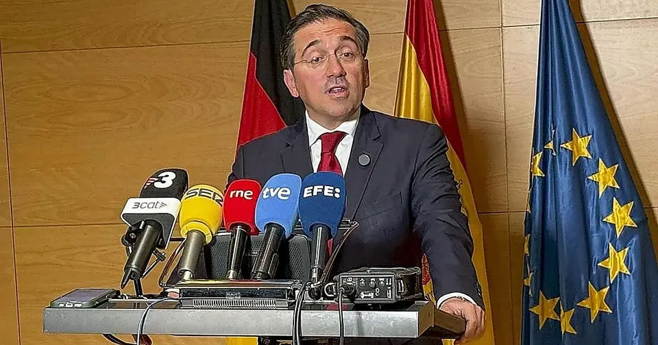 Familias de españoles presos en Guinea acusan a Albares de inacción tras 16 meses de incomunicación