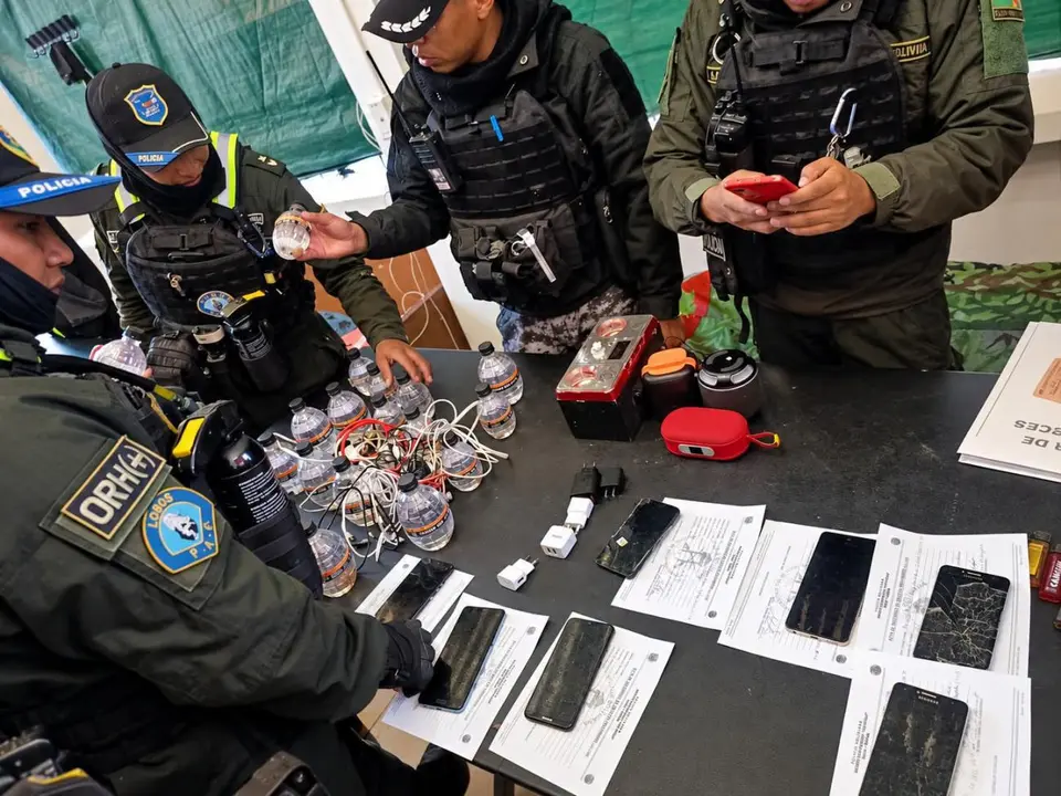 Operativos sorpresa en penales de La Paz y Sucre dejan decomisos de armas y celulares