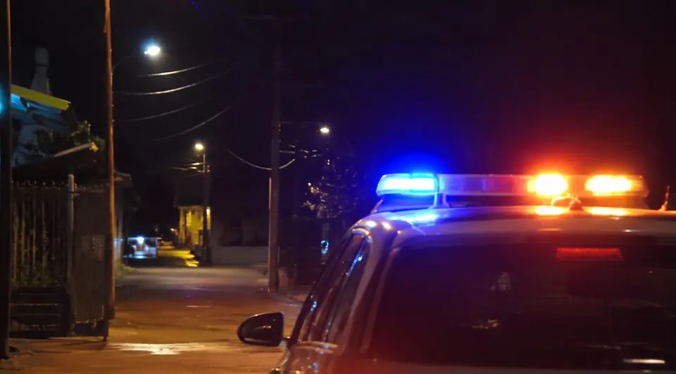 Schotenwisseling op Kraboedoistraat: gewapende man ontsnapt na vuurgevecht met inspecteur