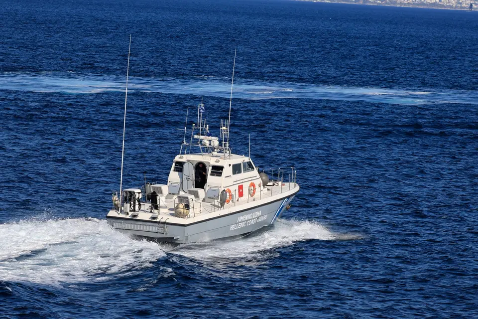Sea pursuit in the Aegean: Arrest of two traffickers and rescue of 15 migrants