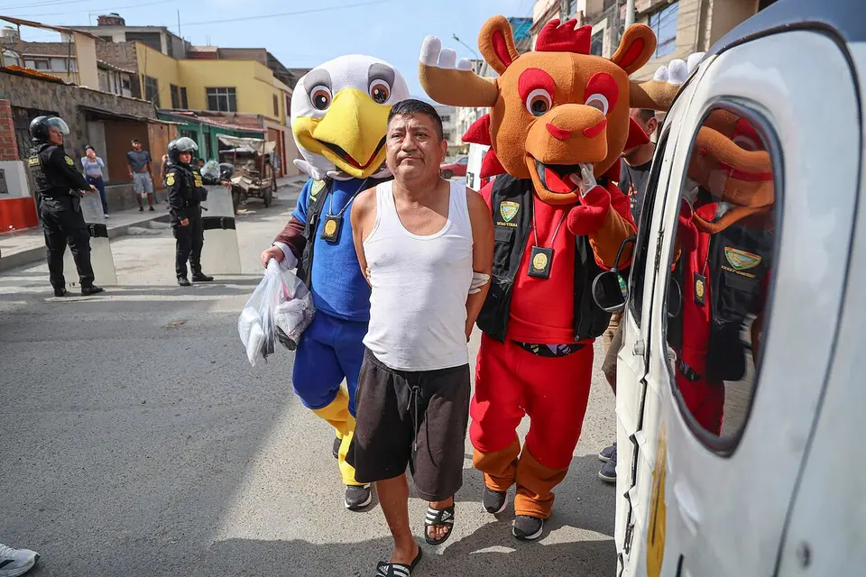 Policía de Perú detuvo a presunto narcotraficante disfrazado con mascotas del Mundial