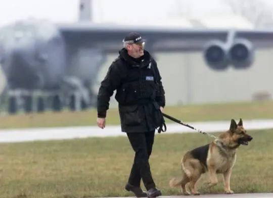 Pět Britů zadrženo u základny RAF Fairford, vyšetřovatelé prověřují vazby na Írán