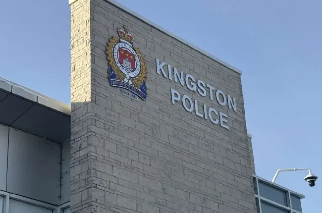 Kingston Police alert: elderly resident loses gold jewelry in street scam
