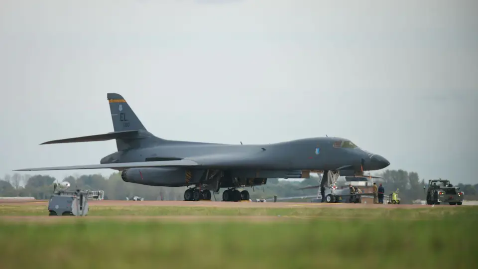 Fünf Briten unter Terrorverdacht bei RAF Fairford verhaftet, später freigelas­sen