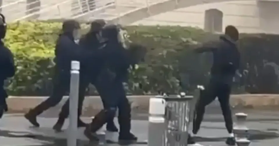 Γαλλία: Αστυνομικός πυροβόλησε μαθητή στο πρόσωπο με εκτοξευτή – σοβαρός τραυματισμός στο στόμα