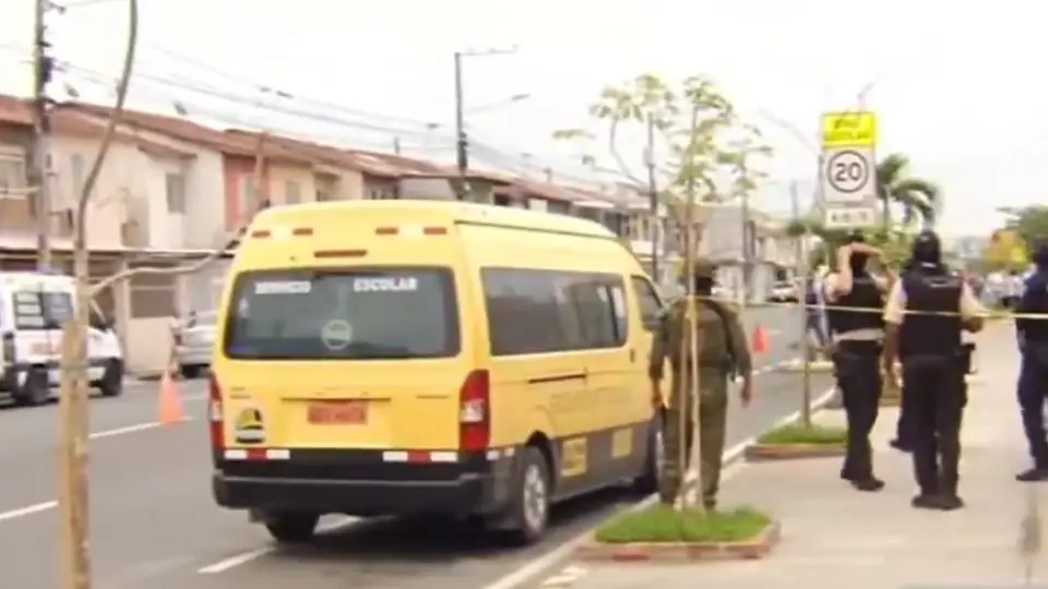 Mujer asesinada a tiros dentro de expreso escolar en Mucho Lote, Guayaquil