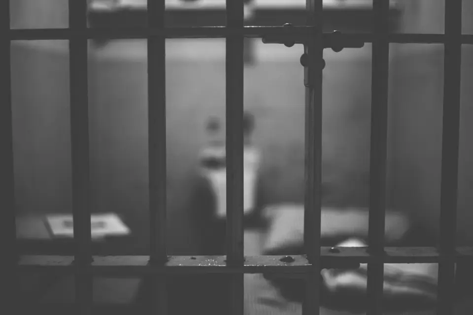 Bărbat din Râmnicu Vâlcea, reținut pentru agresiune sexuală asupra propriei mame
