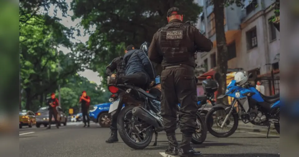 Operação na Maré prende chefe do tráfico "Cabecinha da VJ" e 11 suspeitos