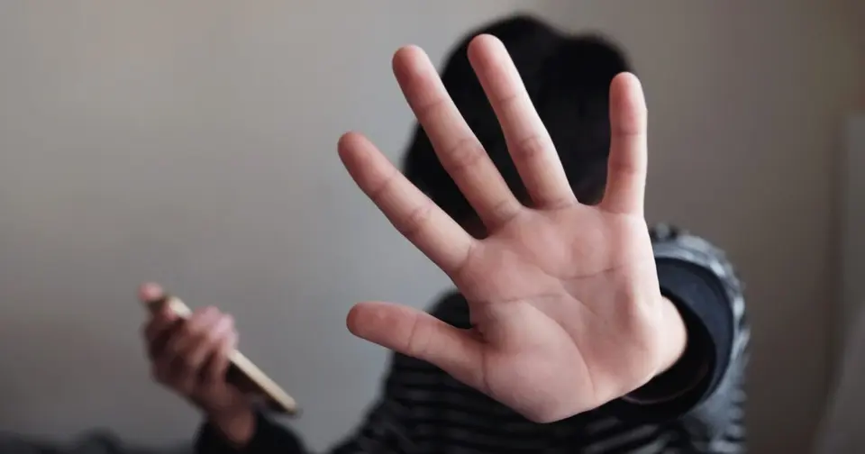 Lawyer arrested in Voula for beating minor son during live TikTok broadcast