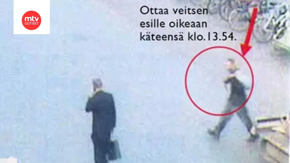 Veitsimies lähestyi ulkoministeri Stubbia Helsingin keskustassa vuonna 2008