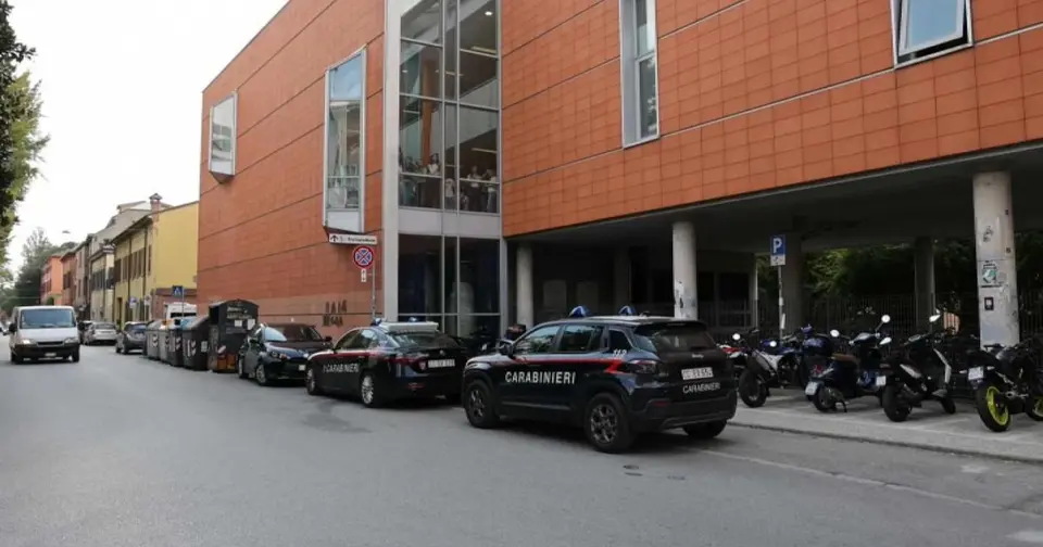 Coltellata al liceo Ariosto di Ferrara, maggiorenne arrestato in flagranza