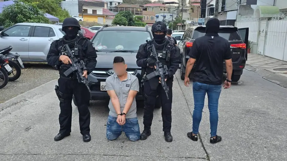 Diez policías activos detenidos en Guayaquil por corrupción en patios de retención vehicular