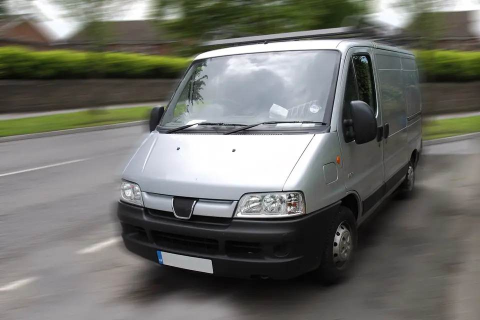 Zwei Slowenen nach Flucht mit gestohlenem Transporter und Verkehrsunfall in Österreich festgenommen