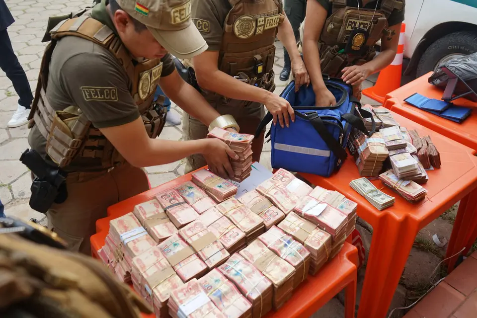 Más de 303.000 dólares hallados en ambulancia que salió del domicilio del fiscal Mariaca