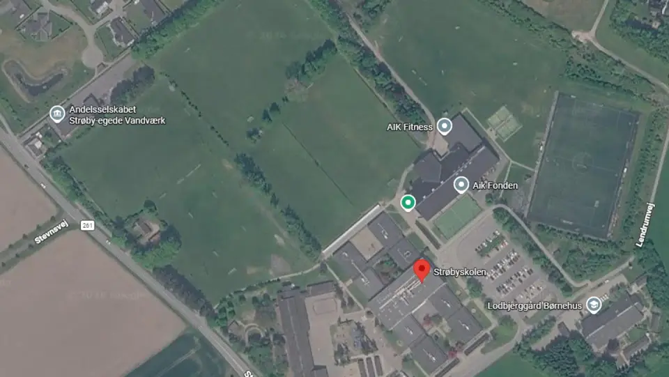 Blufærdighedskrænkelse ved Strøbyskolen: mand uden bukser foran tre piger