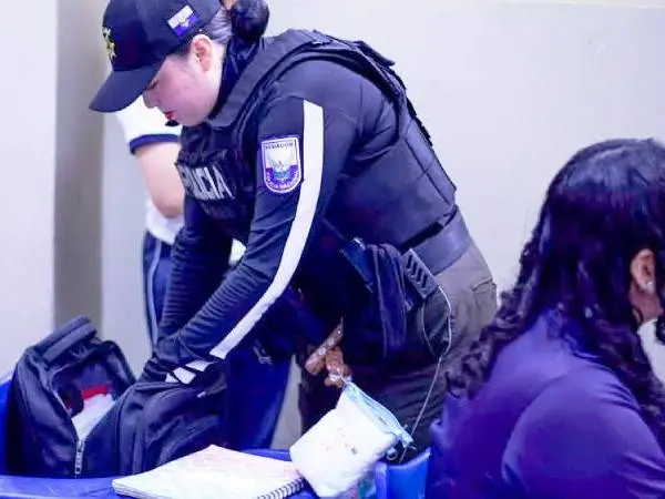 Drogas y pastillas psicotrópicas halladas en colegio de Guayaquil durante operativo Plan Escudo