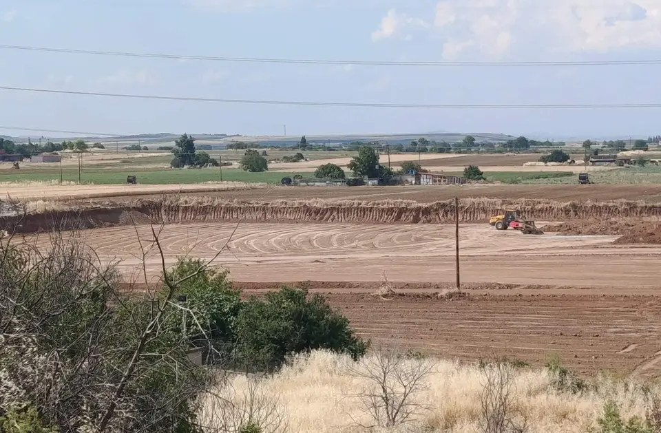 Case file against 10 people for illegal dumping of 56 loads of demolition waste in Koufallia and Pella