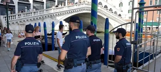 Venezia: arrestati tre 'facchini' violenti, rapinavano turisti in stazione