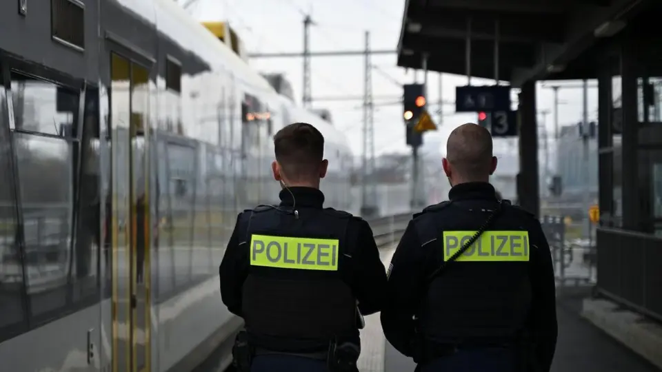 Zwei Männer greifen Bundespolizisten am Bahnhof München-Pasing an