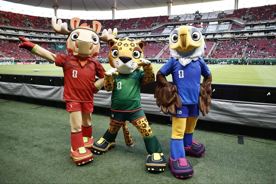 Policía de Lima realiza redada antidrogas disfrazada de mascotas del Mundial