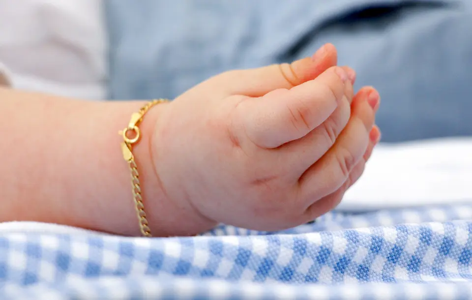 Felony prosecution launched against grandfather in death of 18-month-old infant in Heraklion