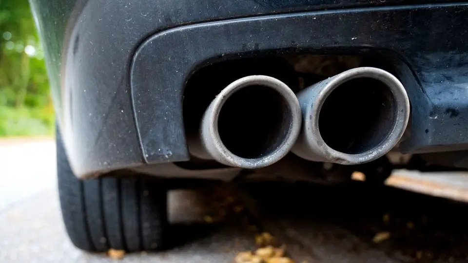 Vier Angeklagte wegen Bauschaum-Attacken auf hunderte Autos vor Gericht
