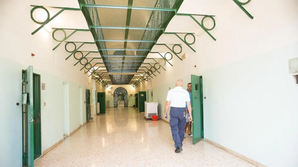 Worker arrested with drugs at Fermo prison