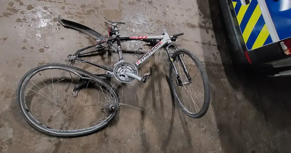 Voznik, ki je v Bregu pri Mežici zbil kolesarja in pobegnil, prijet – grozi mu do 13 let zapora