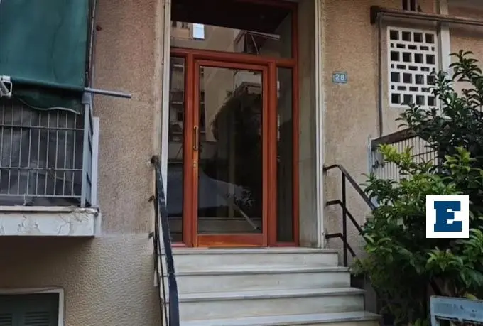 Πυροβολισμοί σε πολυκατοικία Παγκρατίου – τρεις συλλήψεις, πιστόλι και κάλυκες