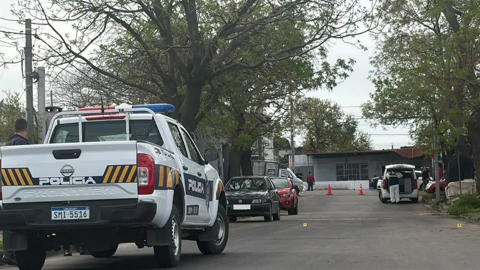 Homicidio a puñaladas en el Cerro de Montevideo: tres sospechosos huyen en auto