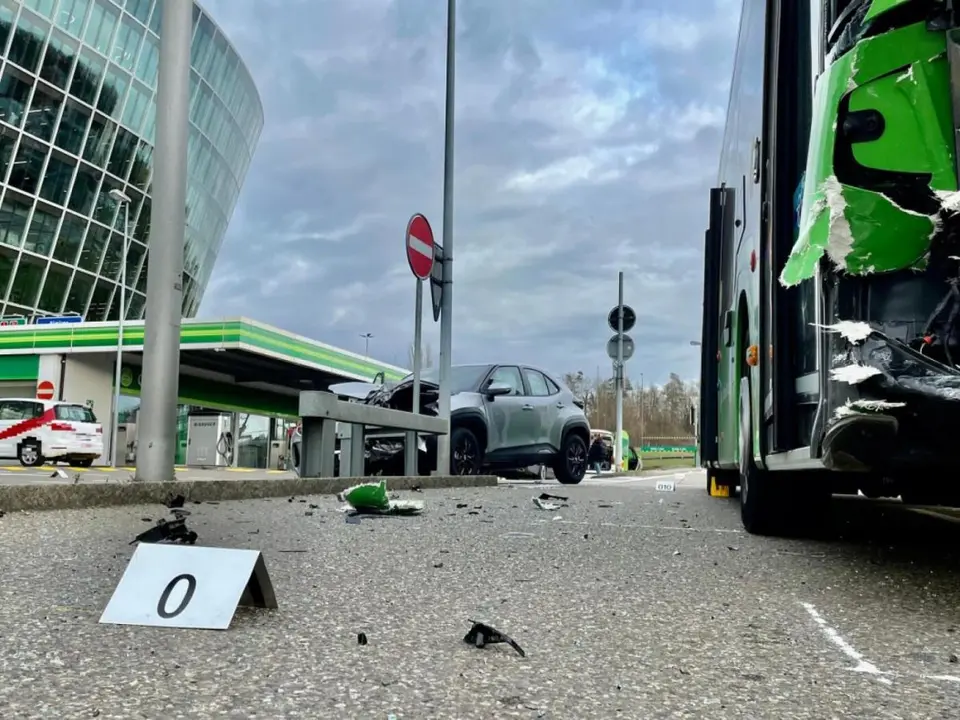 Negligent death at Zurich Airport: female driver on trial in Bülach