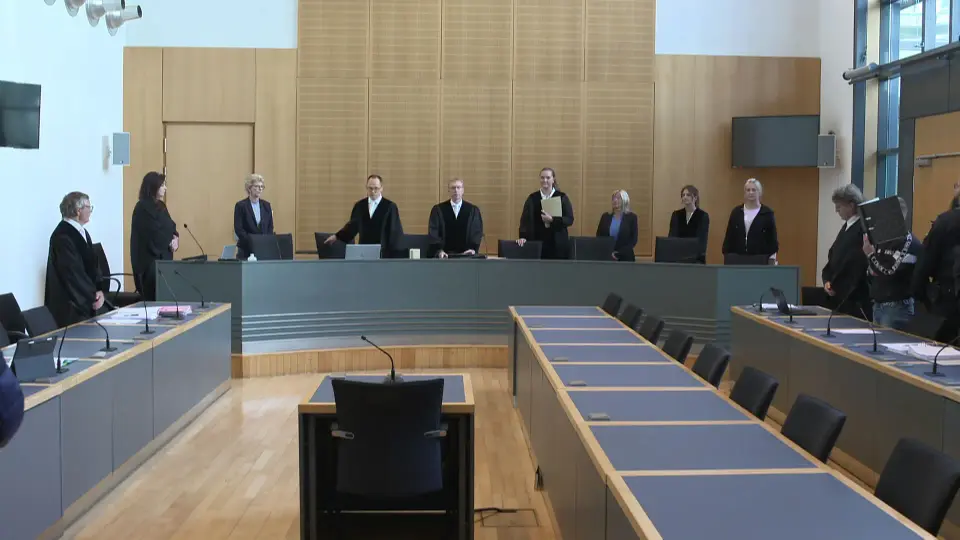Murder trial following stadium riots: Defendant accused of throwing paving stone at police officer