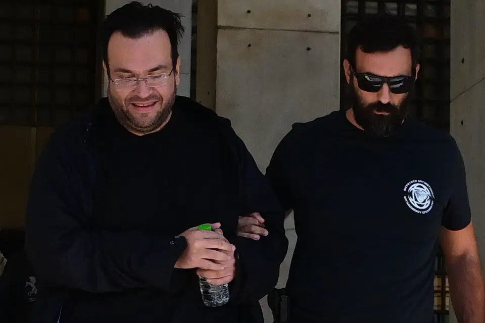 Philippos Kamberis taken to Evelpidion on suspicion of million-euro insurance fraud – eight arrests