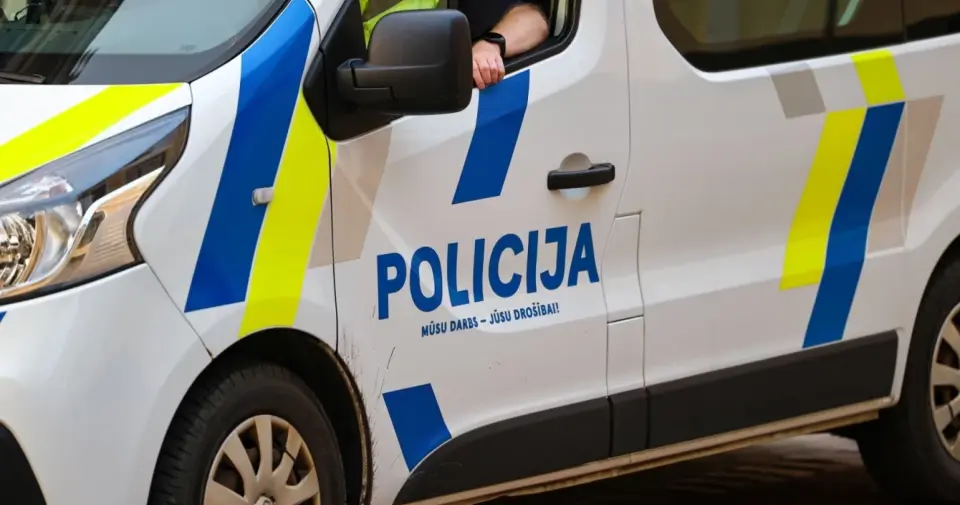 Policija kavējās uz izsaukumu Barona ielas bērnu laukumā, kur tēvu apdraudēja nazis