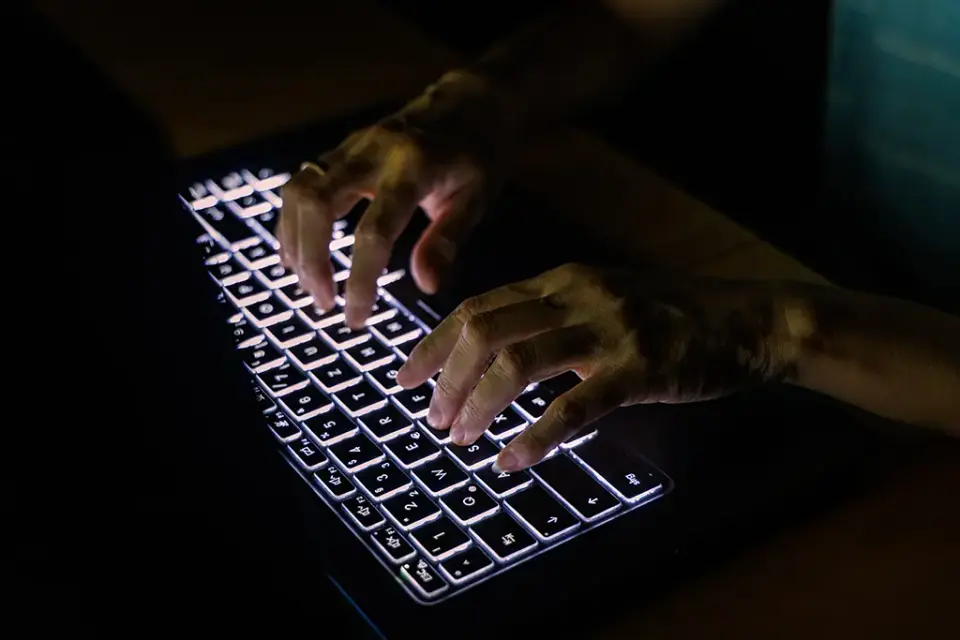Plateforme de contenus intimes : deux frères arrêtés, 17 000 victimes