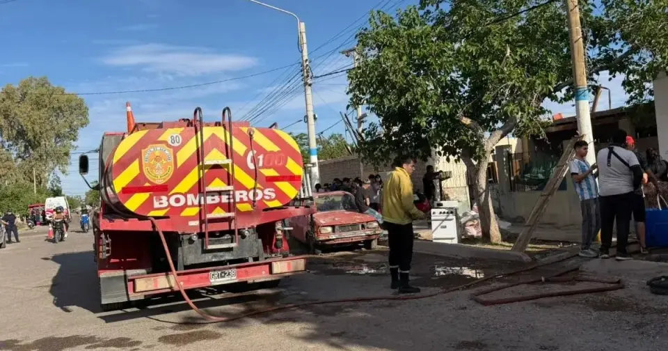 Hombre incendia casa de su hermana en Rawson y se autolesiona con cuchillo