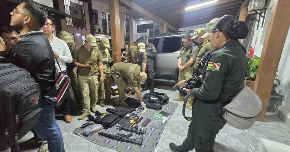 Armas de grueso calibre halladas en vehículo del exfiscal Mariaca en Sucre