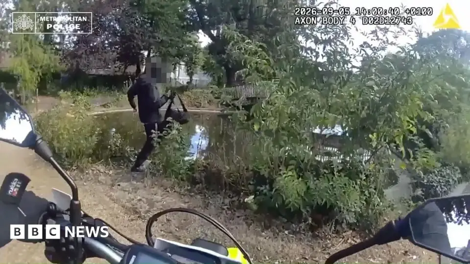 Suspected phone thief jumps into London pond to evade police, six mobiles recovered