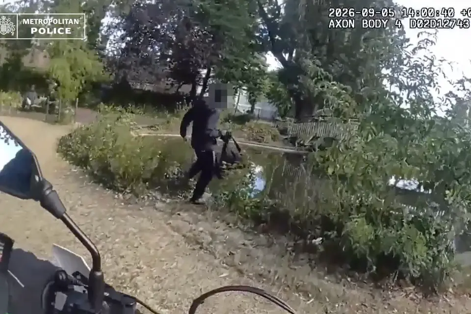 Phone thief jumps into London pond to flee police — six stolen handsets recovered