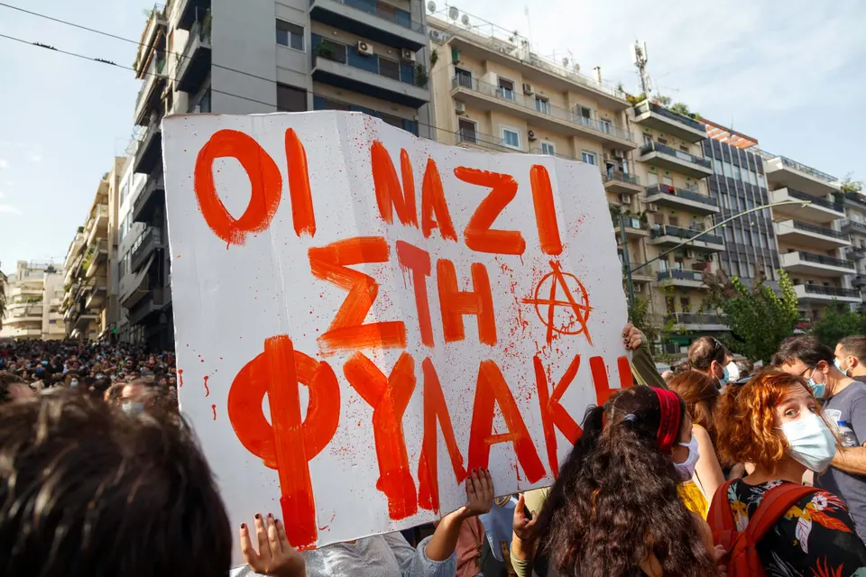 Επίθεση με μαχαίρι σε αντιφασίστα στην Ελευσίνα — τρεις γνωστοί ακροδεξιοί αναζητούνται