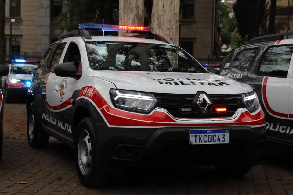 Homem encontrado amarrado em porta-malas em Embu das Artes; dois suspeitos presos