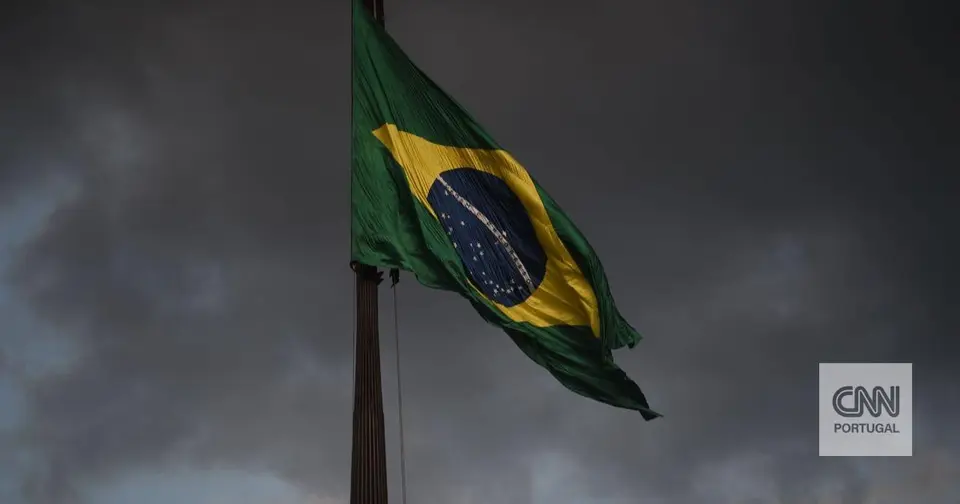 Homem armado sequestra 20 crianças em escola de Curitiba, Brasil