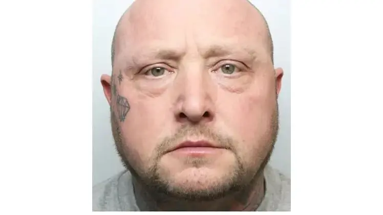 Mord in Leeds: Brite schlägt Ehefrau mit Hammer tot, lädt danach Tinder herunter