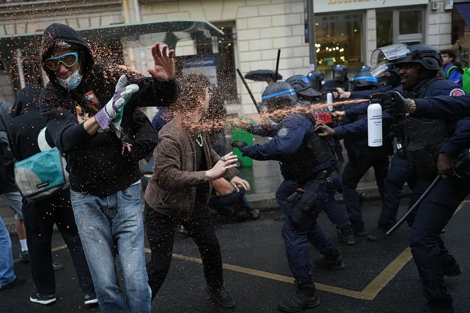 15χρονος έχασε το χέρι του σε μαθητική διαδήλωση στη Γαλλία – 24 υποθέσεις αστυνομικής βίας