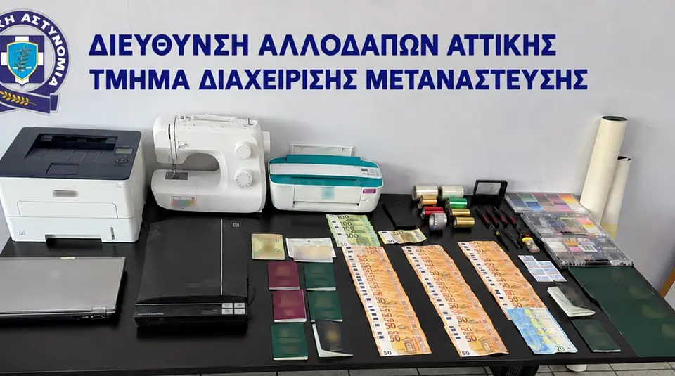 Εργαστήριο πλαστών ταξιδιωτικών εγγράφων στο Αιγάλεω – Συλλήψη 61χρονου