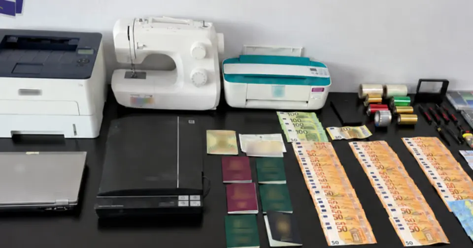 Forged passport workshop in Aigaleo – 61-year-old arrested by police