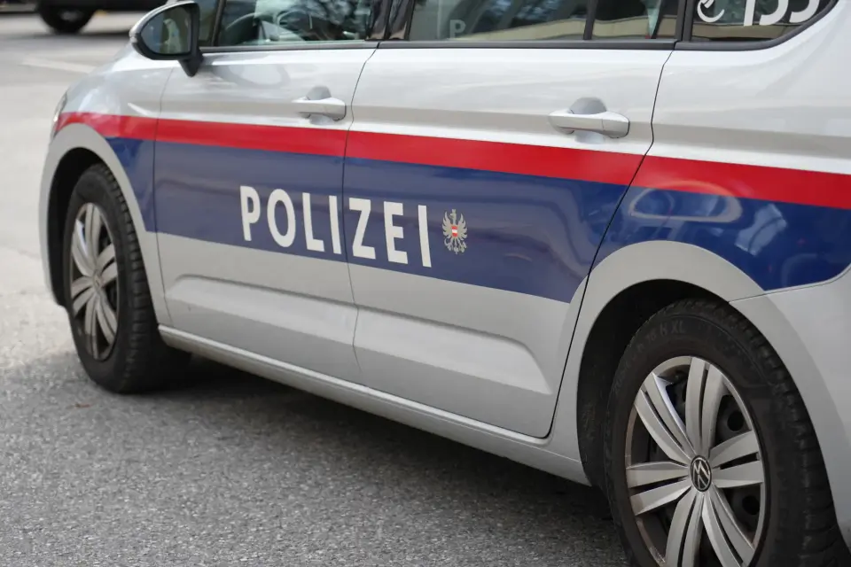 Drug seizure and police officer threat in Innsbruck: 18-year-old charged